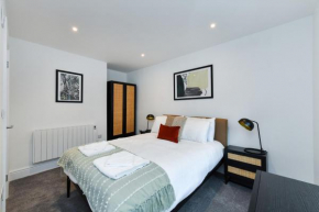 Stylish Flat with En-Suites Near Nature & Amenities